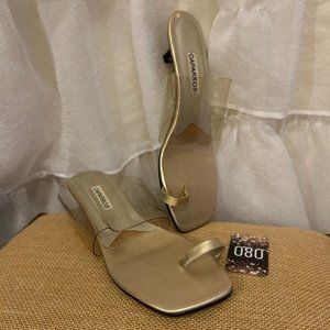 NIB Caparros Gold and Clear Vinyl Kitten Heel Toe Ring Sandals 7.5 M